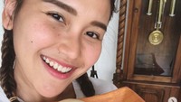 Begini senyum bahagia Ayu karena berhasil bikin bakpao cokelat. Ia tak menyangka kalau camilan empuk manis ini berhasil dibuatnya. Foto: Instagram ayutingting92