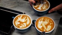 Tak kalah keren, barista asal Indonesia juga punya kreasi artistik pada latte buatannya. Adalah Viki Rahardja yang pernah menjadi juara di Indonesia Latte Art Championship di tahun 2014. Foto: istimewa