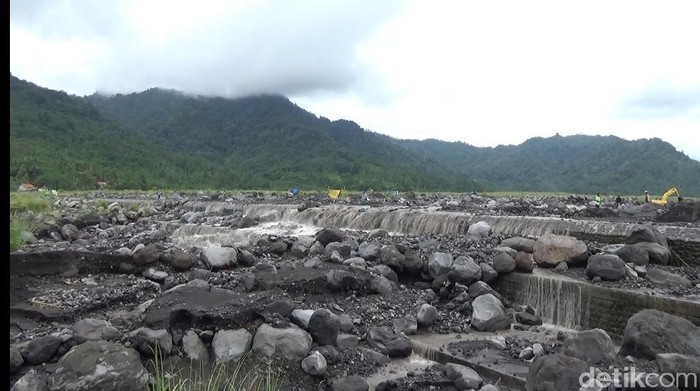 Gunung Semeru masih berpotensi meluncurkan guguran awan panas ke arah lereng selatan-tenggara. Dengan curah hujan tinggi, para penambang batu dan pasir di sekitar Semeru diimbau wasapada bahaya lahar Semeru.