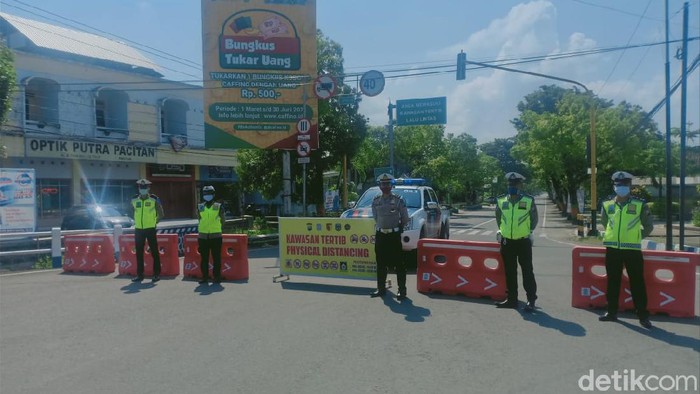 Polisi menutup total ruas Jalan Ahmad Yani, Pacitan. Tujuannya untuk membatasi lalu lintas warga di poros Kota 1001 Gua.