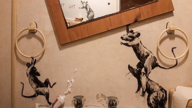 Virus corona: Seniman Banksy ciptakan karya 'kamar mandi' di kala 'lockdown'