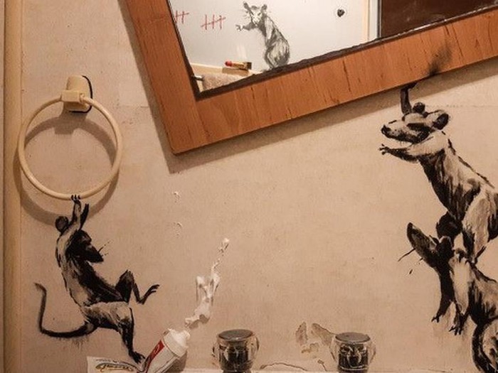 Virus corona: Seniman Banksy ciptakan karya kamar mandi di kala lockdown