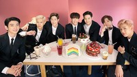 GOT7 yang beranggotakan Jaebum, JR, Yugyeom, Mark, Jackson, Bambam, dan Youngjae ini telah debut sejak 2014. Boygroup di bawah naungan JYP Entertainment ini terlihat kompak termasuk ketika nikmati cake dan minuman bersama. Foto: Istimewa