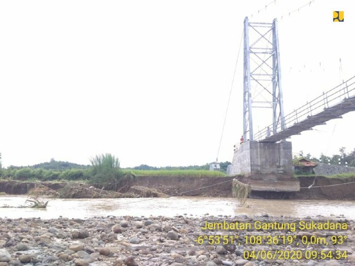 Jembatan gantung Sukadana tergerus aliran sungai Jembatan gantung Sukadana di Kuningan tergerus aliran sungai