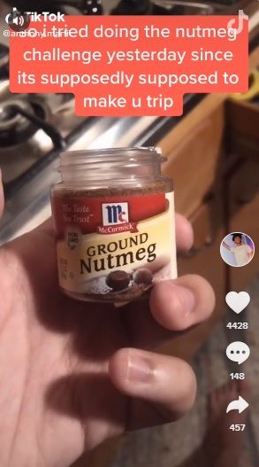 Tantangan minum biji pala bubuk di TikTok