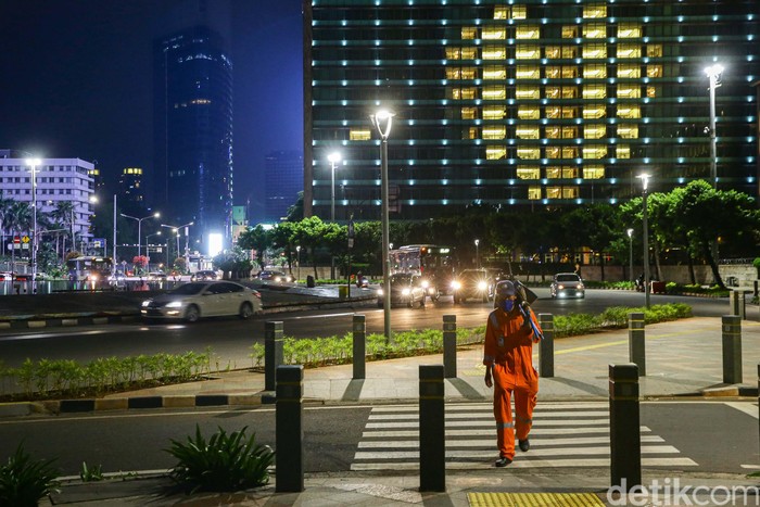 Hotel Love Dukungan Untuk Para Tenaga Medis Sejumlah hotel di kawasan Bundaran HI menyalakan lampu-lampu kamarnya membentuk lambang hati (love), Jakarta, kemarin.