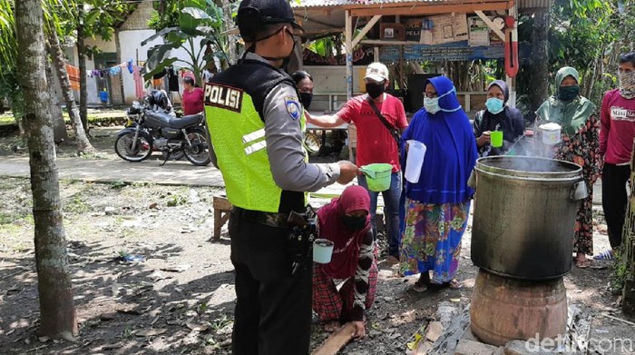 emak-emak di ciamis bagikan jamu gratis