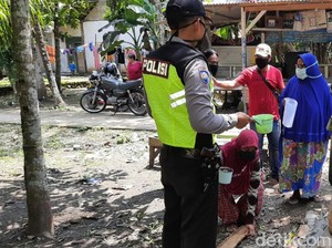Emak-emak di Ciamis Bagikan Jamu Gratis Agar Kuat Hadapi Corona
