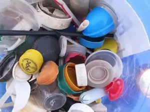 Tas Belanja hingga Stoples Acar Ditemukan di Pesisir Pantai