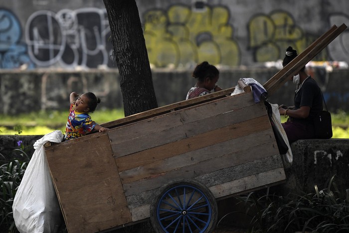 MANUSIA GEROBAK MENJAMUR DI IBUKOTA Dua orang anak bermain di atas gerobak di kawasan Karet, Jakarta, Sabtu (18/4/2020). Sepekan diberlakukannya Pembatasan Sosial Berskala Besar (PSBB) di wilayah DKI Jakarta, keberadaan manusia gerobak mulai menjamur di sejumlah ruas jalan. ANTARA FOTO/Puspa Perwitasari/hp.