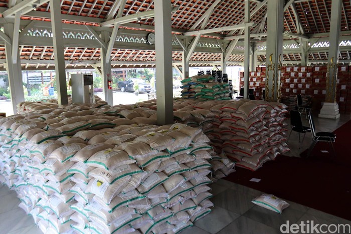 Ribuan Paket Sembako 25 ribu paket sembako yang akan disalurkan untuk warga terdampak virus Corona (COVID-19) dikumpulkan di Aula Pendopo Kota Bandung. Begini penampakannya.