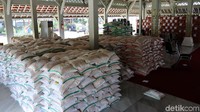 Aula Pendopo Kota Bandung dijadikan sebagai tempat menyimpan sembako yang nantinya akan disalurkan kepada warga terdampak virus Corona (COVID-19).