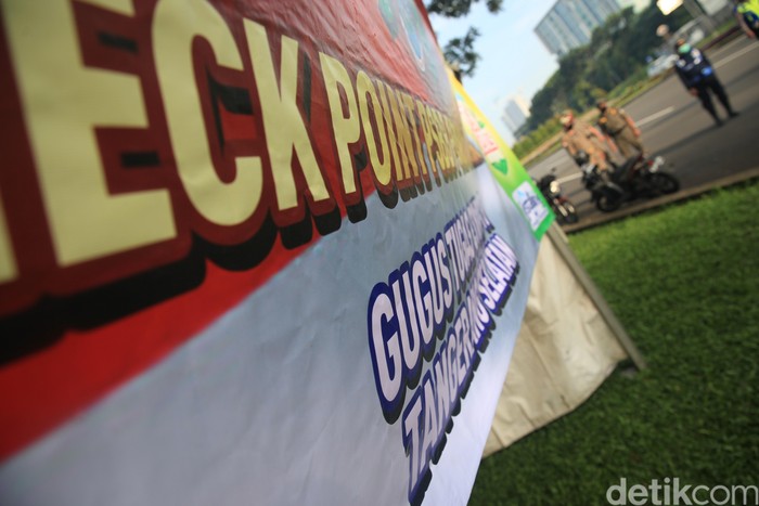 Petugas dari kepolisian, TNI dan Pemkot Tangerang Selatan mengecek kendaraan di check point PSBB di Jl Bintaro Boulevard, Bintaro Sektor 7, Tangsel, Sabtu (18/4/2020).