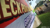 Petugas dari kepolisian, TNI dan Pemkot Tangerang Selatan mengecek kendaraan di check point PSBB.  di Jl Bintaro Boulevard, Bintaro Sektor 7, Tangsel, Sabtu (18/4/2020).