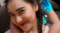 Ayu pun senang bisa bermain dengan putri semata wayangnya, Bilqis. “Bunda iqis kepas and kuncir,” tulisnya. Foto: Instagram ayutingting92