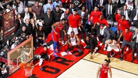 Kawhi Leonard (berjongkok, tengah) dari Toronto Raptors menyaksikan tembakan buzzer-beater yang masuk ke ring saat bermain melawan Philadelphia 76ers di Toronto, Kanada. Foto karya Mark Blinch ini berhasil menjuarai kategori sports single. Mark Blinch for NBAE, World Press Photo via AP.