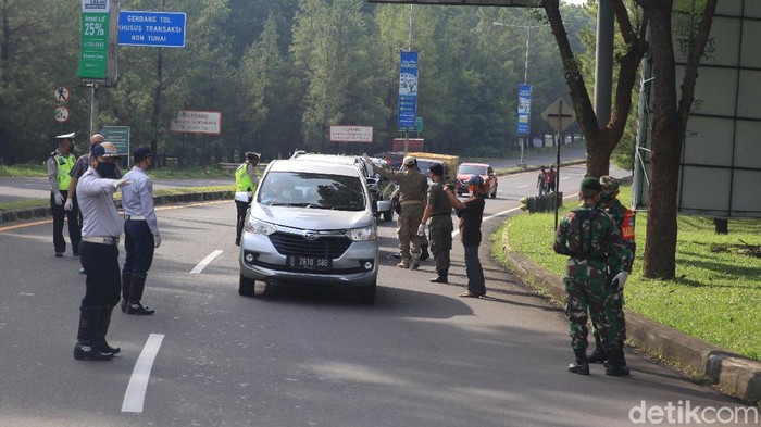 Petugas dari kepolisian, TNI dan Pemkot Tangerang Selatan mengecek kendaraan di check point PSBB di Jl Bintaro Boulevard, Bintaro Sektor 7, Tangsel, Sabtu (18/4/2020).