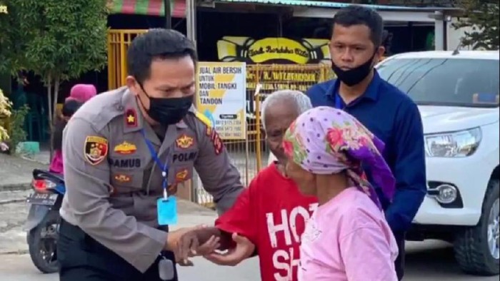 Viral Kakek-Nenek Hidup Berdua Tanpa Harta, Polisi Salurkan Bantuan
