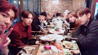 Ketujuh anggota GOT7 juga kerap kumpul bersama di berbagai kesempatan. Lihat nih keseruan mereka saat menyantap makanan di salah satu restoran. Mereka terlihat sedang menyantap aneka olahan seafood. Foto: Istimewa