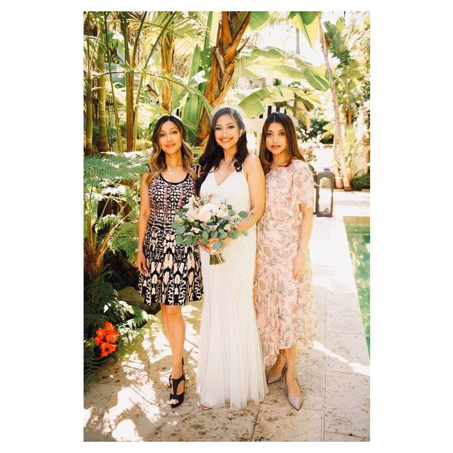 Rahma Azhari melengkapi penampilannya dengan veil sederhana yang menutupi sebagian wajahnya. Inilah penampilannya saat berpose bersama kedua saudarinya, Sarah Azhari dan Tia Azhari. Foto: Instagram