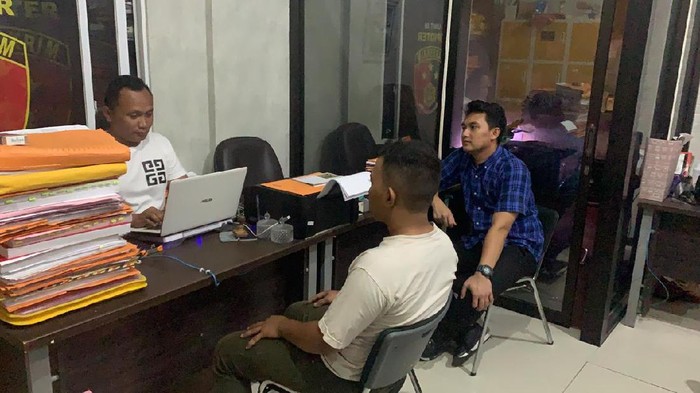 Seorang pria di Gresik ditangkap karena diduga telah menghina Nabi Muhammad SAW. Ia mem-posting poto laki-laki menyeramkan dengan keterangan yang menghinakan Nabi Muhammad.