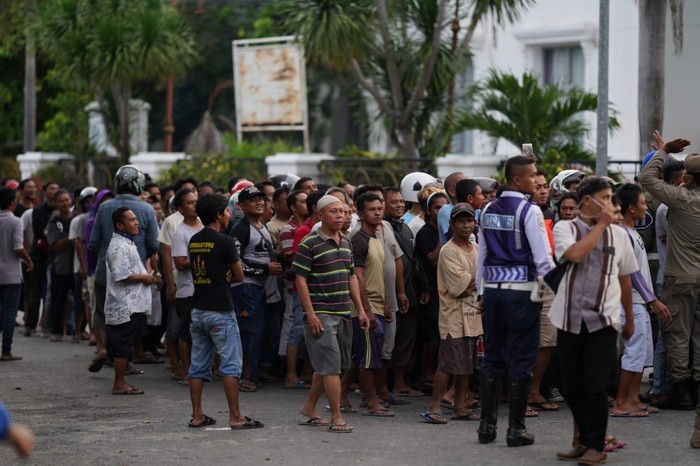Antrean warga saat bagi-bagi sembako di rumah dinas Gubernur Gorontalo Rusli Habibie, 7 April 2020.