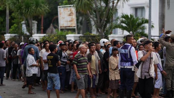 Antrean warga saat bagi-bagi sembako di rumah dinas Gubernur Gorontalo Rusli Habibie, 7 April 2020.
