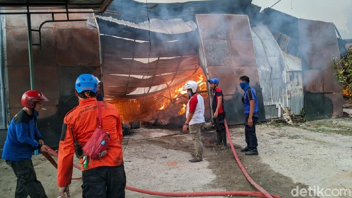 Pabrik makanan ringan di Desa Tajug, Kecamatan Siman terbakar. Api berasal dari percikan las yang mengenai produk makanan ringan.