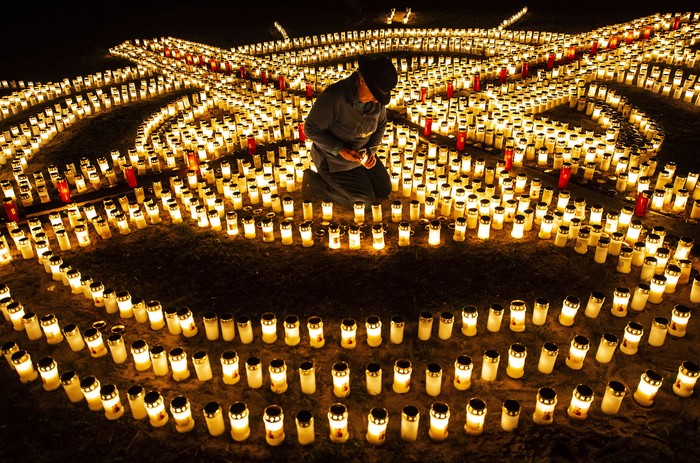 Mengenang Korban COVID-19 Ribuan Lilin Menyala di Jerman Seorang warga tengah menyalakan lilin di Jerman, hal tersebut dilakukan sebagai bentuk mengenang korban yang terinfeksi virus Corona yang menyebar ke hampir seluruh penjuru dunia.