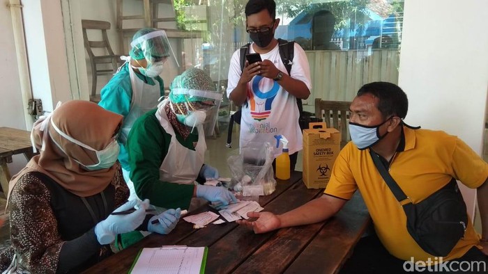 Jumlah pasien positif Corona di Lamongan mencapai 26 orang. Pemerintah setempat melakukan rapid test secara acak di sejumlah lokasi.