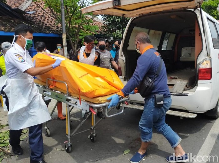 Seorang pria ditemukan meninggal dalam kamarnya. Meski tidak ada indikasi terpapar virus Corona, petugas menyemprotkan disinfekatan ke mayat sebelum dievakuasi.