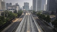 Seorang pekerja beraktivitas pada proyek pembangunan Lintas Rel Terpadu (LRT) Jabodebek lintas pelayanan II Cawang-Kuningan-Dukuh Atas di Jakarta, Minggu (19/4/2020). ANTARA FOTO/Aprillio Akbar