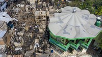Petugas PPSU juga ikut membersihkan puing bangunan yang telah hangus terbakar di kawasan Pinangsia, Tamansari, Jakarta, Minggu (19/4/2020). Sebuah masjid besar yang tepat berada di sisi pemukiman yang terbakar itu tampak utuh, tak sedikitpun tersentuh api.