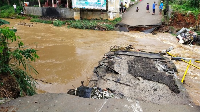 Jembatan roboh di Tangsel