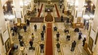 Umat Kristen Orthodok menerapkan social distancing saat perayaan paskah di Gereja Trinity di Tbilisi, Georgia. AP Photo/Zurab Tsertsvadze