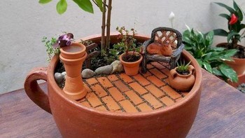 Dengan adanya tambahan replika kucing duduk di atas bangku membuat taman ini terlihat sangat hidup.