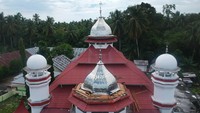 Ada juga yang mulai memperbaiki sara Ibadah mereka di kampungnya. Seperti ini salah satunya. Pekerja menyelesaikan perbaikan bagian kubah, Masjid Raya Syekh Burhanuddin yang dibangun pada tahun 1670, di Ulakan, Kab. Padangpariaman, Sumatera Barat. Masjid-masjid tertua yang tercatat sebagai cagar budaya di provinsi itu, kondisinya masih terawat dengan baik dan menjadi objek wisata religi terutama menjelang bulan Ramadhan. ANTARA FOTO/Iggoy el Fitra