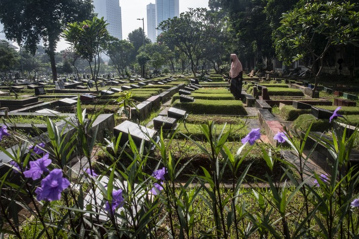 IMBAUAN TIDAK MELAKUKAN ZIARAH MENJELANG RAMADAN Warga melakukan ziarah kubur menjelang bulan Ramadan di Tempat Pemakaman Umum (TPU) Karet Bivak, Jakarta, Minggu (19/4/2020). Kementerian Agama meminta masyarakat tidak melakukan ziarah kubur menjelang bulan Ramadan 1441 H, seiring dengan pandemi COVID-19 yang belum mereda di Indonesia. ANTARA FOTO/Aprillio Akbar/foc.