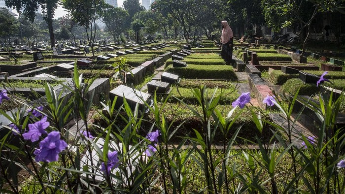 Warga melakukan ziarah kubur menjelang bulan Ramadan di Tempat Pemakaman Umum (TPU) Karet Bivak, Jakarta, Minggu (19/4/2020). Kementerian Agama meminta masyarakat tidak melakukan ziarah kubur menjelang bulan Ramadan 1441 H, seiring dengan pandemi COVID-19 yang belum mereda di Indonesia. ANTARA FOTO/Aprillio Akbar/foc.