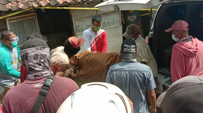 kru ambulan tak ber-APD saat pandemi corona