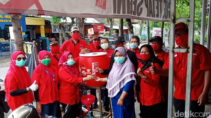 Aksi bagi-bagi masker terus dilakukan sejumlah pihak di Lamongan. Ini mendukung kebijakan pemerintah yang mewajibkan setiap orang memakai masker untuk mencegah penularan Corona.