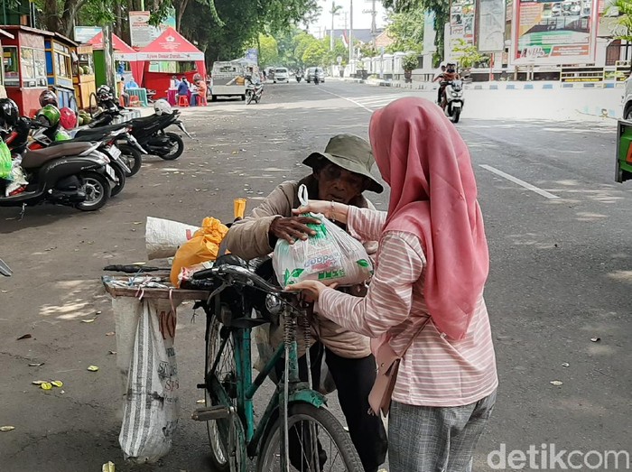 Koperasi Sumber Artha di Kota Probolinggo menggelar bagi-bagi sembako. Nasabah dan masyarakat kurang mampu yang terdampak wabah Corona menjadi target aksi sosial mereka.