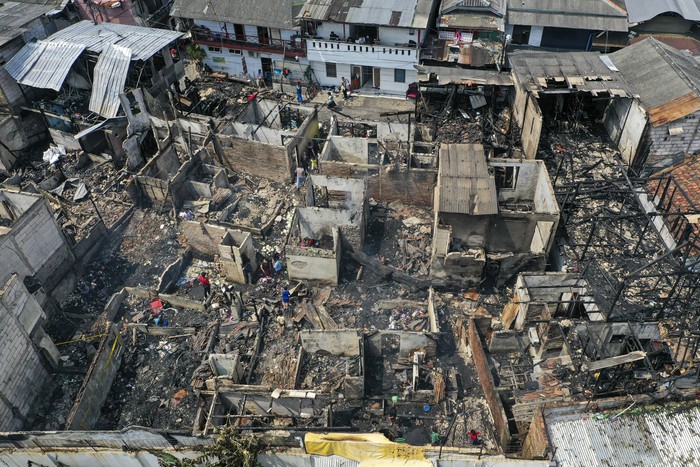 KEBAKARAN RUMAH DI JAKARTA BARAT Foto udara kondisi rumah yang terbakar di kawasan Pinangsia, Tamansari, Jakarta, Minggu (19/4/2020). Kebakaran yang terjadi Sabtu (18/4) malam itu menghanguskan 60 rumah warga dan diduga disebabkan oleh kelalaian warga. ANTARA FOTO/Nova Wahyudi/foc.