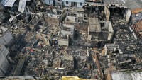 Foto udara kondisi rumah-rumha yang terbakar dan menyisakan sisa puing-puing di kawasan Pinangsia, Tamansari, Jakarta, Minggu (19/4/2020).