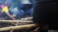 Proses produksi kolang kaling ini masih dilakukan secara manual. Seperti inilah prosesnya.