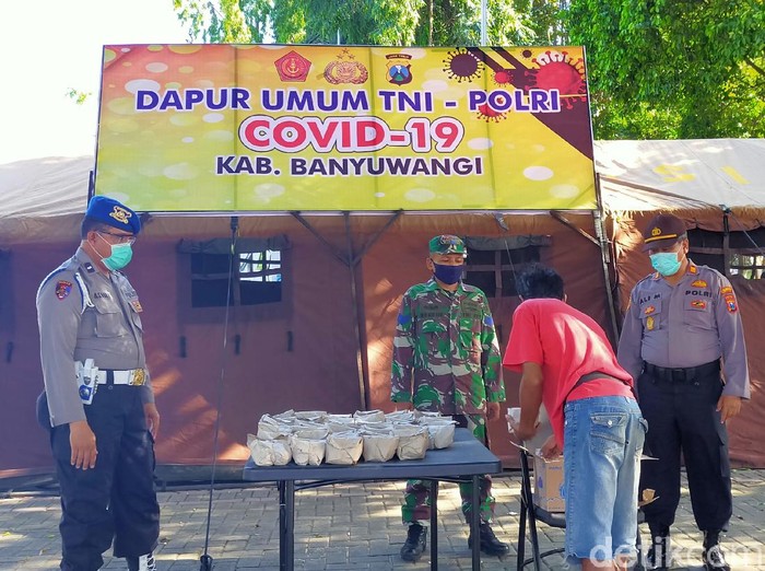Polisi dan TNI di Banyuwangi membuka dapur umum untuk penanganan dampak wabah Corona. Kegiatan ini untuk menunjang kinerja Gugus Tugas Percepatan Penanganan COVID-19 di Banyuwangi.
