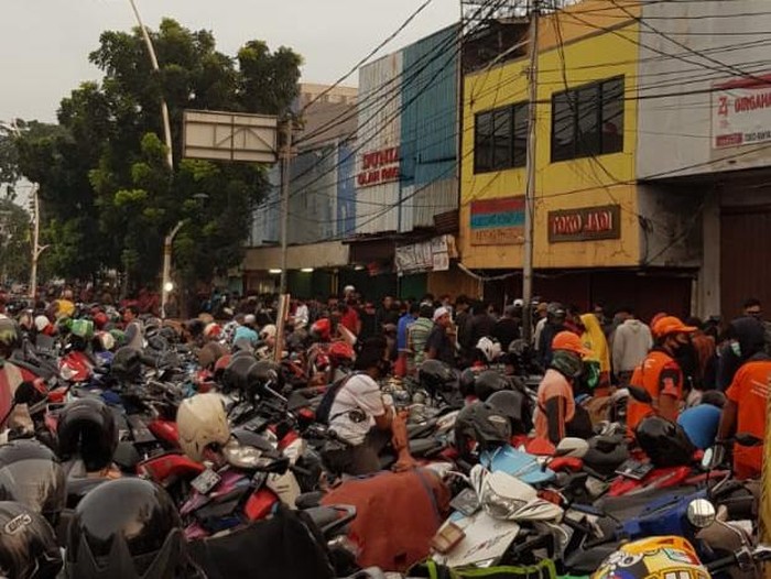 Kerumunan di Pasar Ikan Jatinegara, Jakarta Timur (akun @goldfaser, Ammar Fawzi)
