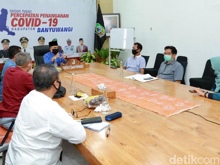 Pemkab Banyuwangi melakukan pemilahan dan validasi data para calon penerima manfaat Jaring Pengaman Sosial menghadapi pandemi virus Corona. Pemilahan data diperlukan untuk membedakan penerima jaring pengaman dari pemerintah pusat, provinsi, dan kabupaten.