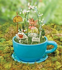 Saat karantina di rumah akibat pandemi COVID-19, sejumlah warga membuat miniatur taman yang cantik di atas sebuah cangkir teh untuk menghabiskan waktunya.