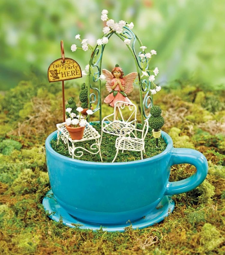 Kreatif! Ada Miniatur Taman di Atas Cangkir Teh Saat karantina di rumah akibat pandemi COVID-19, sejumlah warga membuat miniatur taman yang cantik di atas sebuah cangkir teh untuk menghabiskan waktunya.